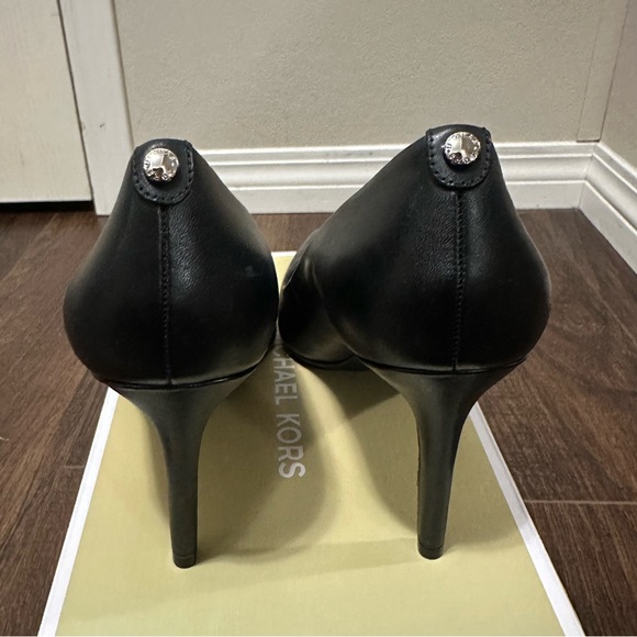 Michael Kors Black Dorthy Flex Leather Pump - Picture 6 of 7